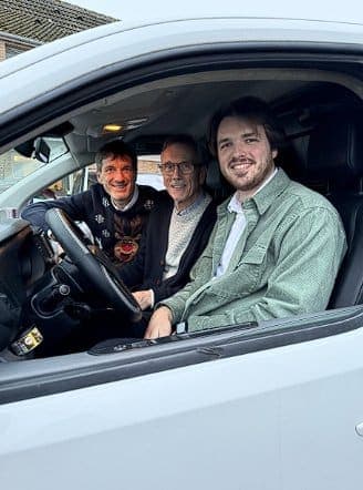 Victor, fondateur de VTMI, au volant de son véhicule, avec deux proches