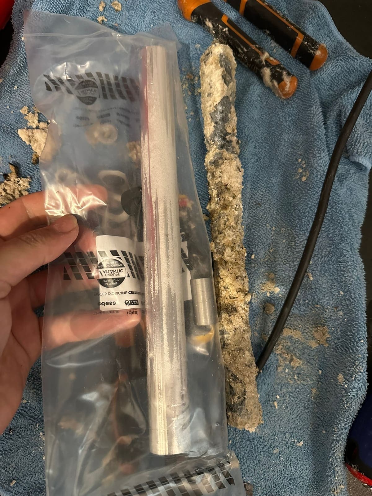 Anode usée comparée à une anode neuve