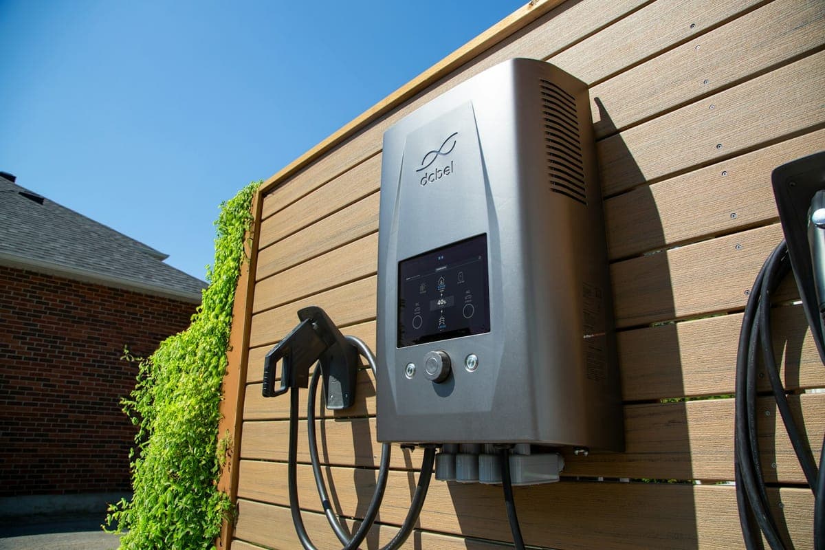 Borne de recharge murale pour voiture électrique fixée sur un mur en bois